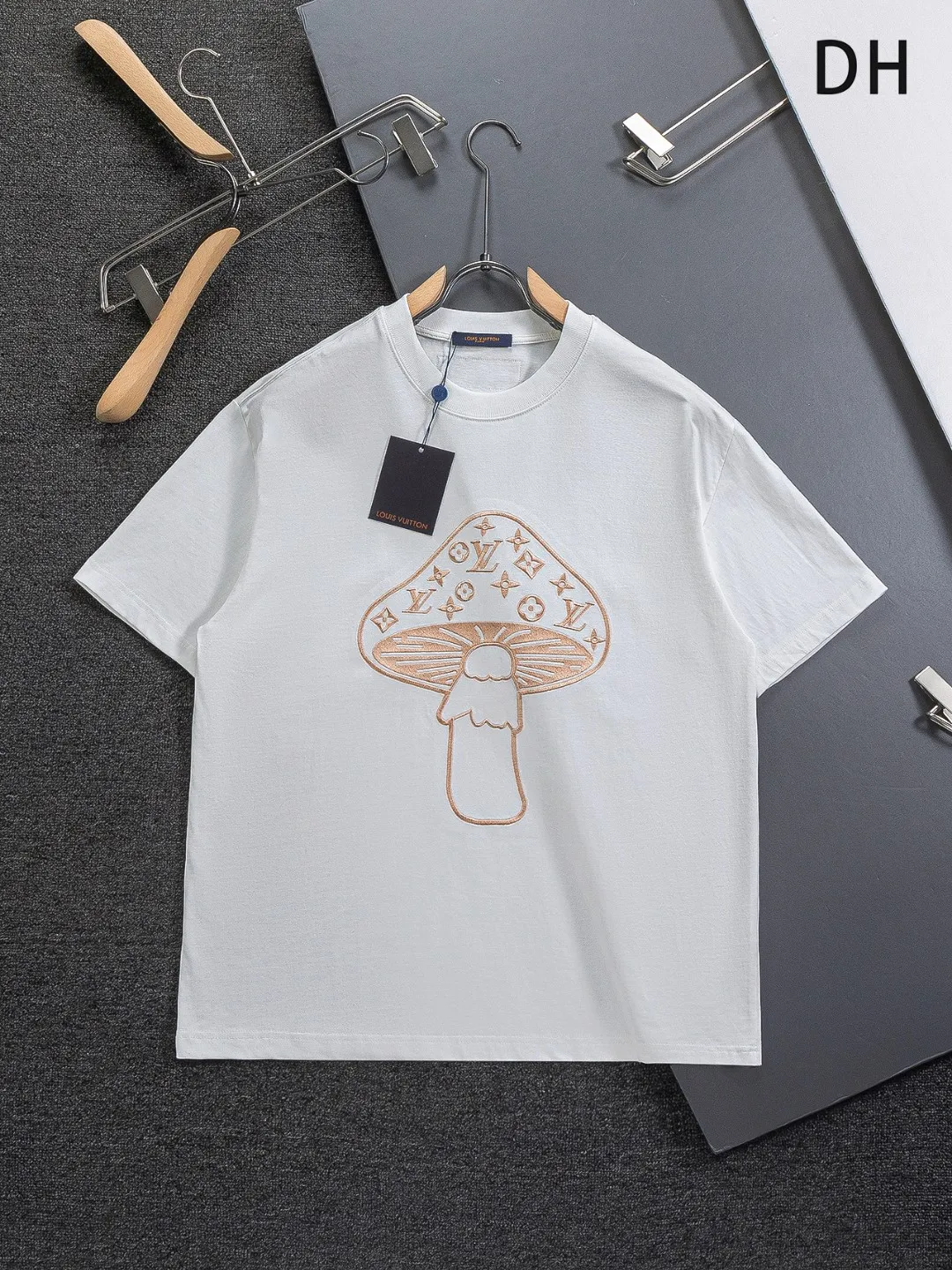 🅿️190 Louis Vuitton 1V LV micro-wide version S-XL LV 26ss new products are available at the counter simultaneously. Multiple craftsmanship. Mushroom on the chest🍄 intarsia🪡 embroidered logo. Round neck short-sleeved T-shirt, same style for men and women! Consigned to one-to-one creation. Synchronized with the official website, pure cotton fabrics at the counter! It is close to the skin and comfortable, durable and easy to wear. It has a classic and simple logo design and meticulous original craftsmanship. Short-sleeves, a must-have item for men, do not appear to be the same for the general public, but must be unique and eye-catching. This LV short-sleeve is all about quality, comfort, the same shape and fashion as always, including fabrics and cutting techniques. All of them have been made with great effort! 320 grams of washed pure cotton fabric, pure cotton is breathable, very refreshing and comfortable for daily wear. The rib knitting on the neckline is smooth and tight, and the neckline will not be skewed if you toss it at will. The loose version, you will find that it looks really good on the upper body. The overall is minimalist and neat, super versatile for daily use! Pair it casually with a pair of pants for a youthful look. A T-shirt will make your outfit crazy. It is a fashionable item that can never go wrong! Color: Black White Size: S-XL Size chart: S: Shoulder width 45.5-Bust 52-Length 70 M: Shoulder width 47-Bust 54-Length 72 L: Shoulder width 48.5-Bust 56-Length 74 XL: Shoulder width 50-Bust 58-Length 76